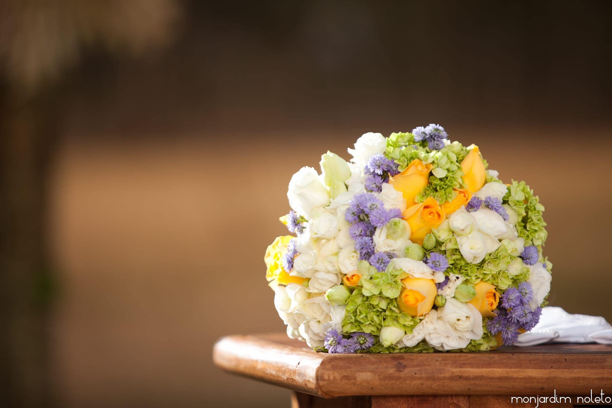 Buquê da noiva com flores brancas, lilás e laranja
