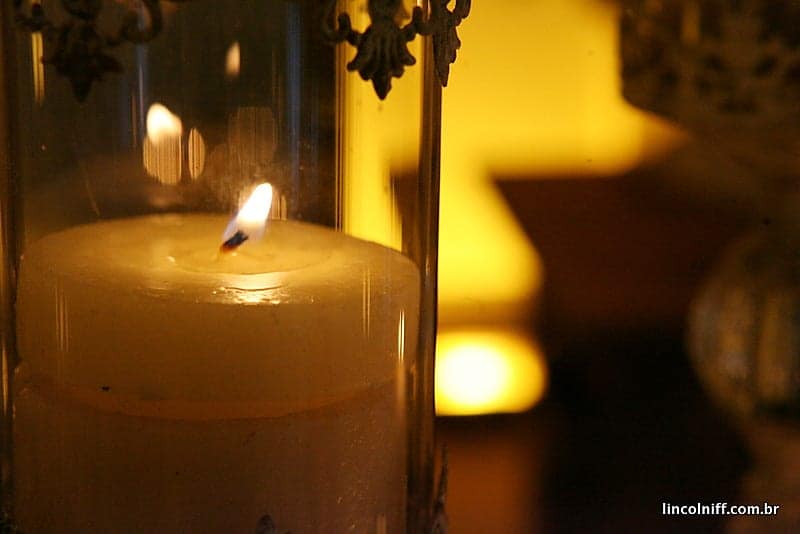 Velas acesas com o fundo desfocado em tons dourados