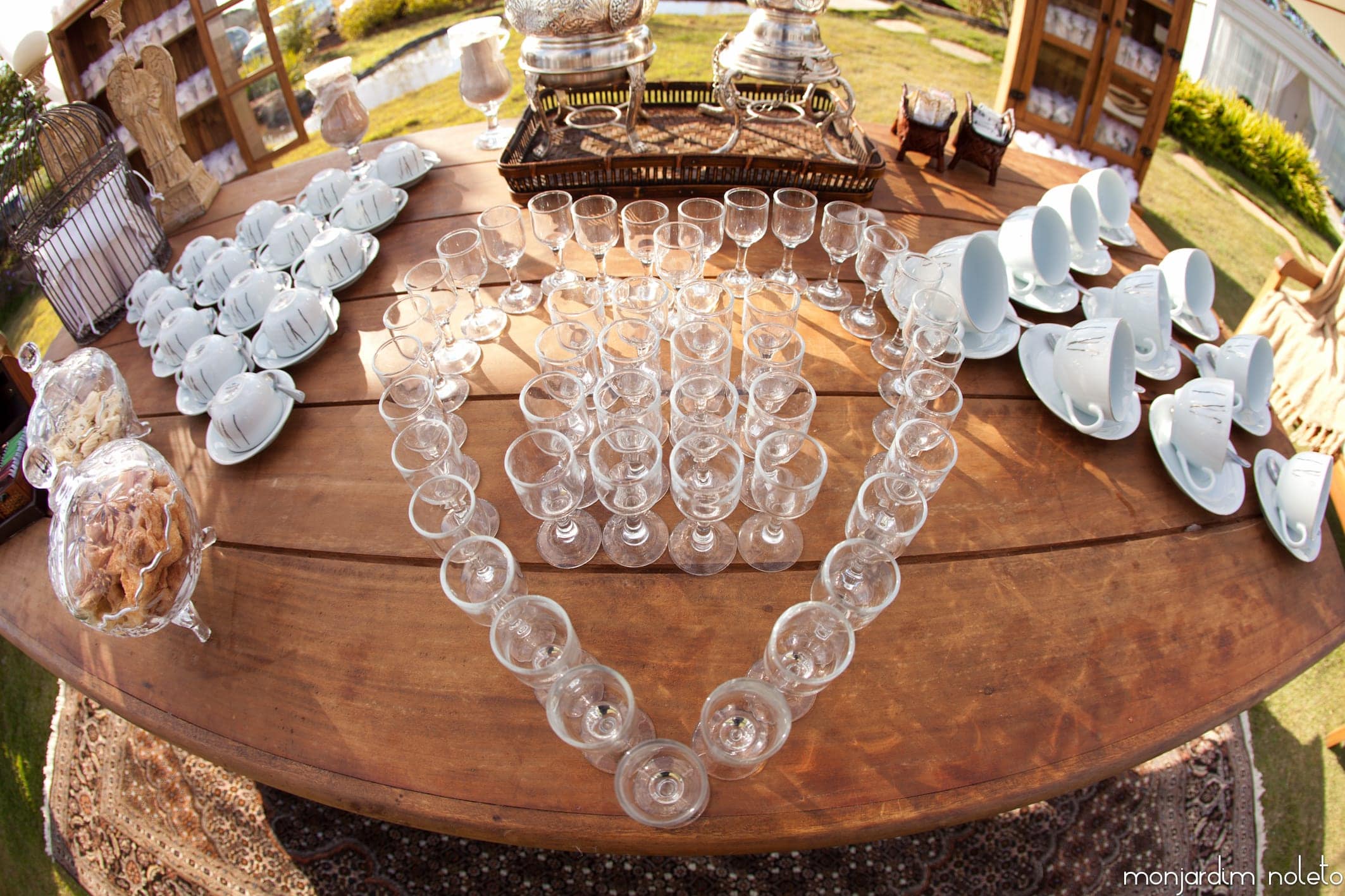 Taças de cristal alinhadas sobre mesa rústica de madeira
