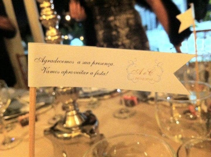 Mesa posta com plaquinha de agradecimento aos convidados