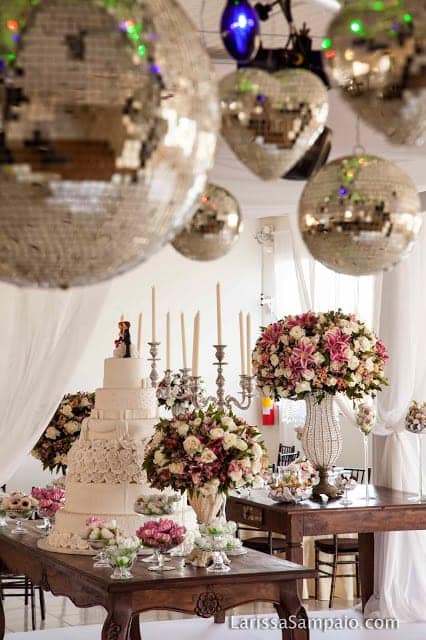 Bolo de casamento sob os globos de espelho do salão
